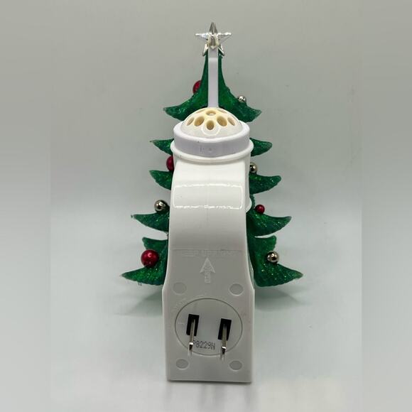 Bath & Body Works Christmas tree Wallflower plug - Picture 3 of 4